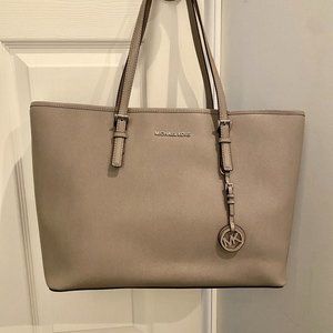 Michael Kors - Jet Set Travel - Pearl Grey Medium Multifunction Tote